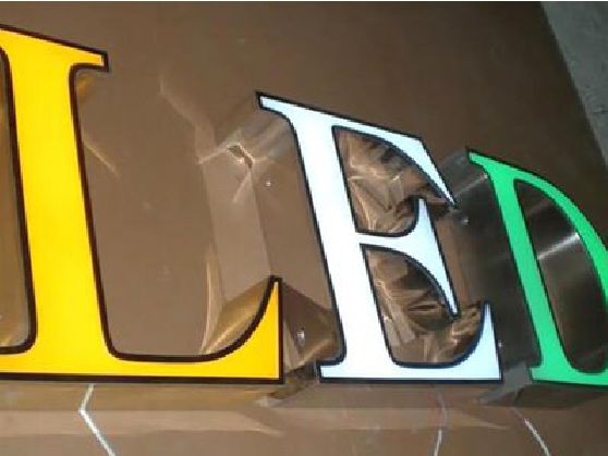 资中介绍LED招牌的基础知识。